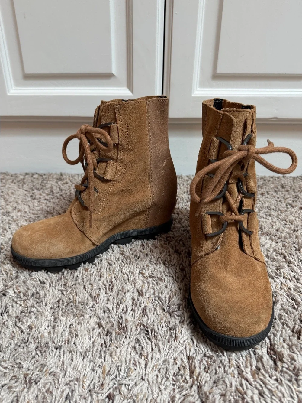 Sorel Joan of Arctic Wedge II Lace Up Boots Tan Suede Size Youth Girls 2